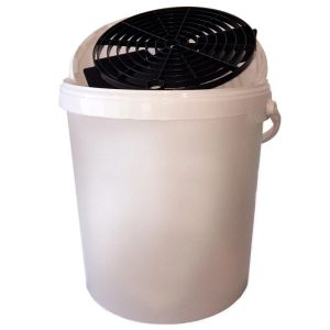 SK-Import Bucket + Grit Guard With Lid 15 Liter Plastic